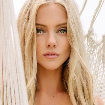 Elle Evans photo