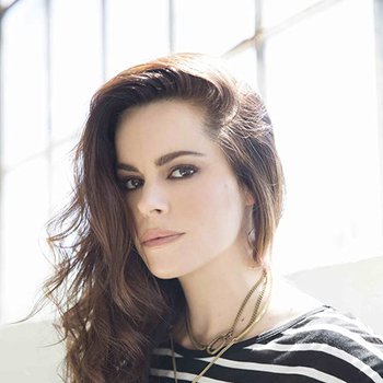 Emily Hampshire photo