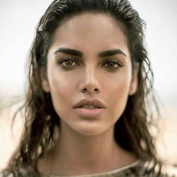 Esha Gupta photo