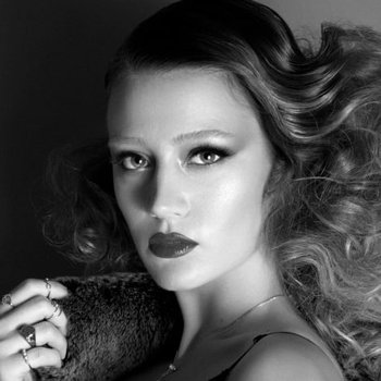 Gizem Karaca photo