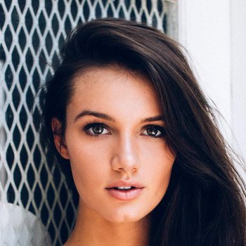 Hailey Outland photo