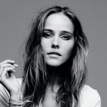 Isabel Lucas photo