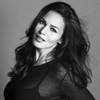 Iza Calzado photo